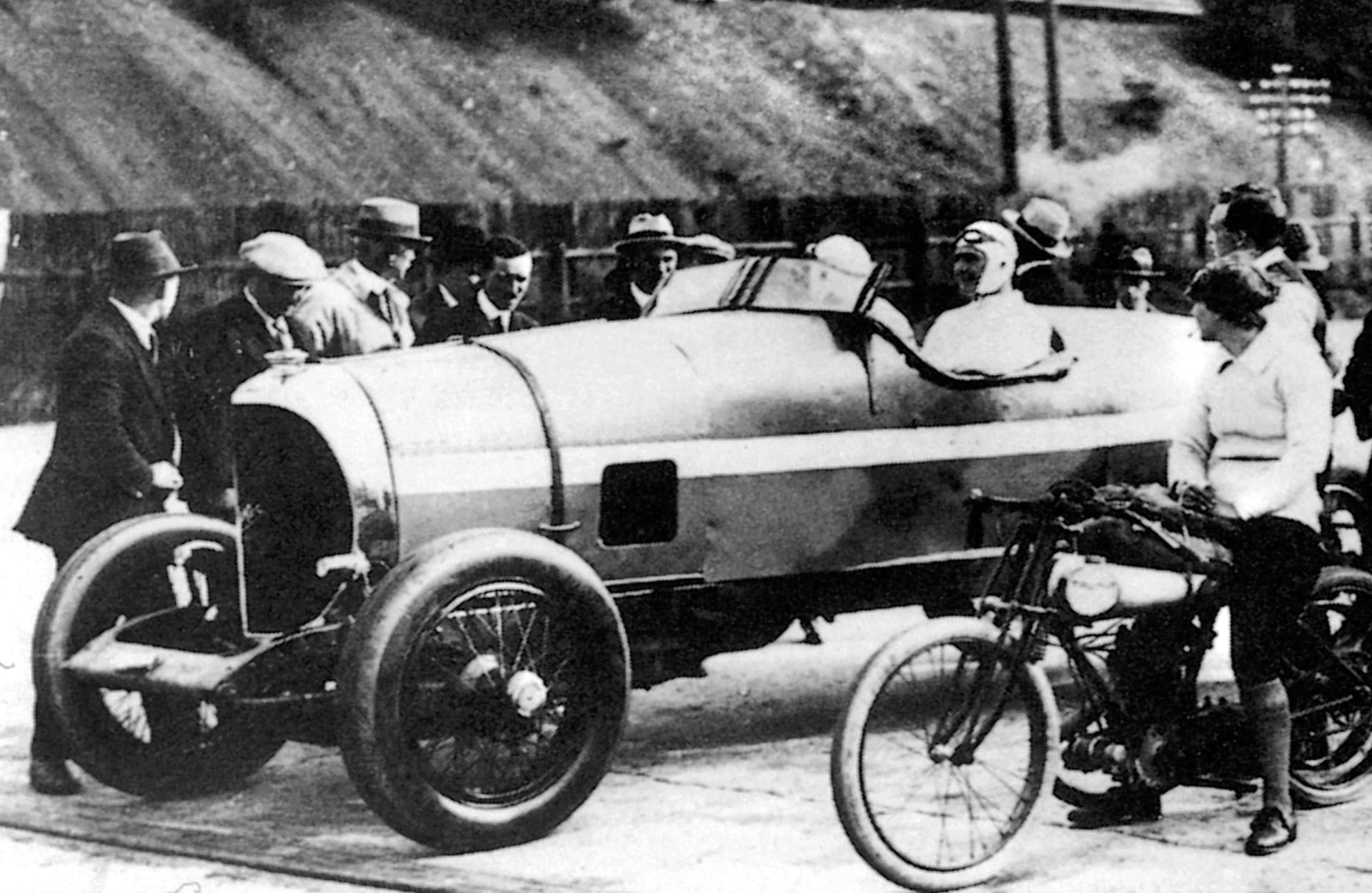 1922 Spyker C4 breaks speed record